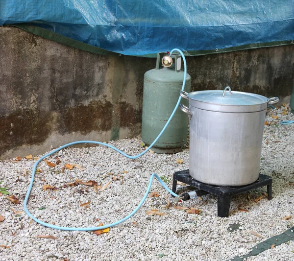 Olla con el cilindro de gas en la cocina del campamento — Foto de Stock