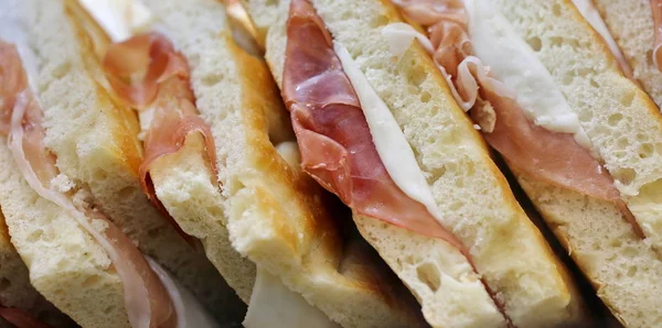 Uppstoppad focaccia smörgåsar med rökt bacon — Stockfoto