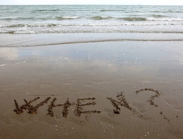 CUANDO escrito en la arena junto al mar —  Fotos de Stock