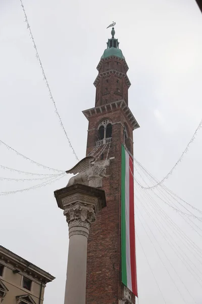 Grande torre e bandeira italiana em Vicenza, no norte da Itália — Fotografia de Stock