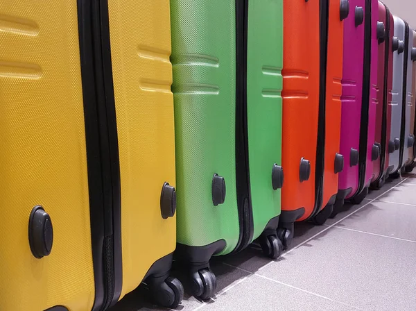 Colored suitcases of the travelers of the world — Stock Photo, Image