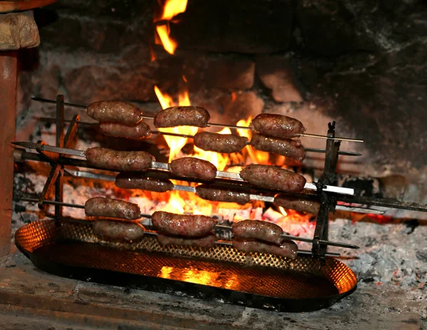 Cozinhar salsicha com fogo durante o festival da aldeia — Fotografia de Stock