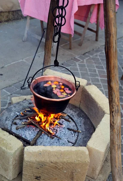 Hot mulled WINE on the big cauldron — Stock Photo, Image