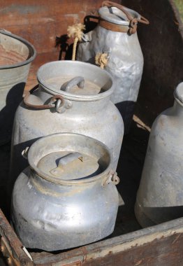 süt kutuları taze süt taşıma için bir kapak ile