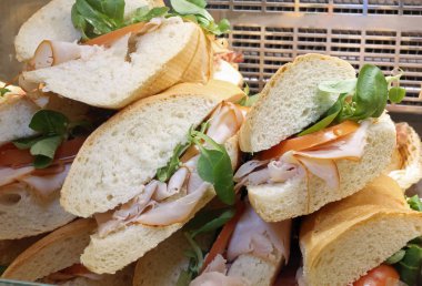 sandviç salam roket ve taze domates ile