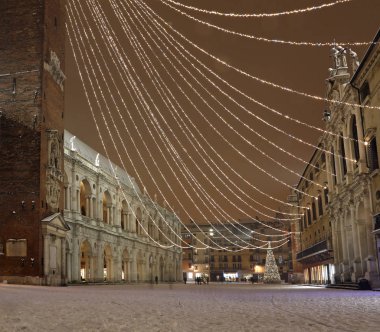 Vicenza kar ve Noel ışıkları ile gece İtalya