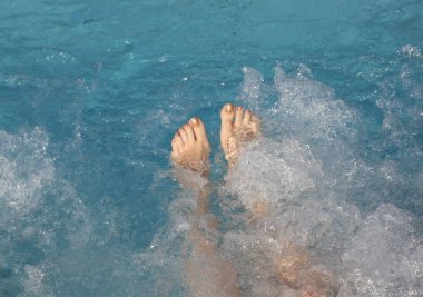 Genç kadın yeniden etkinleştirir banyo kozmetik tedavi sırasında 