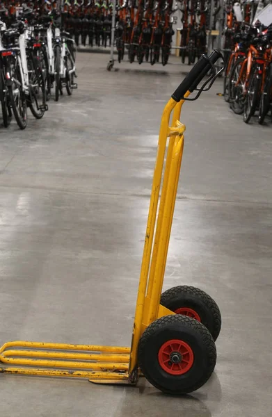 Grande salle de stockage de vélos avec un chariot manuel — Photo