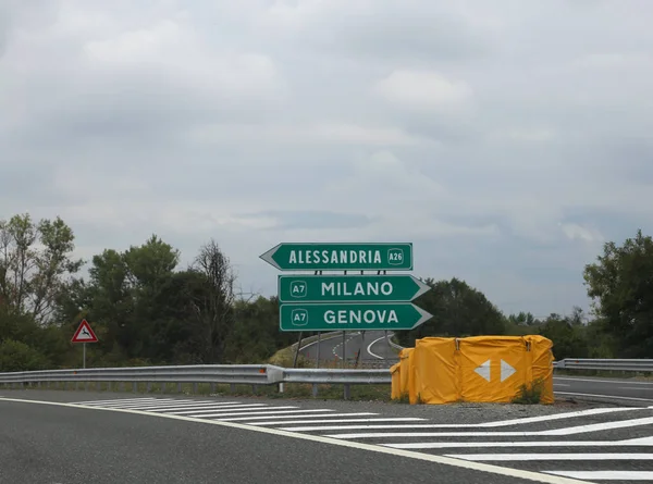 Indicazione stradale italiana per Milano o Genova in autostrada — Foto Stock