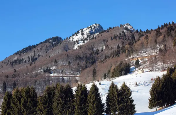 Montañas panorámicas con nieve blanca en invierno y el pico llamado —  Fotos de Stock