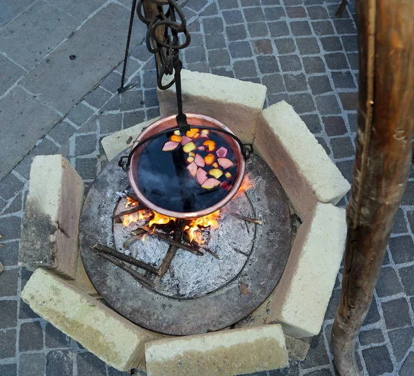 Mulled WINE on the cauldron over the bonfire in winter — Stock Photo, Image