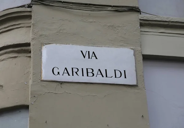 Straßenname von Garibaldi, einem berühmten Mann in Italien — Stockfoto