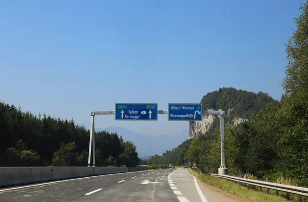 Verkehrsschild in Österreich bei Villach und an der italienischen Grenze — Stockfoto