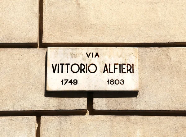Señal de tráfico con el nombre de un famoso escritor en Italia llamado Vitto — Foto de Stock