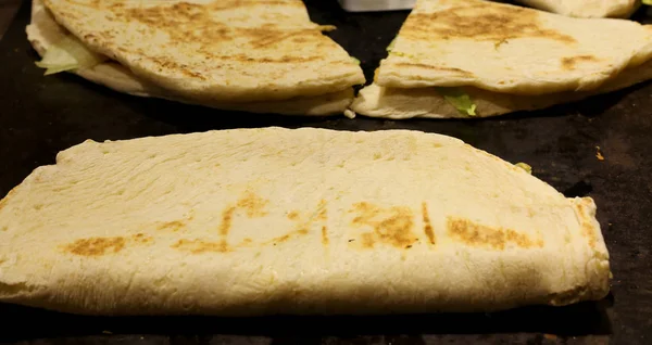 Pan plano muy grande cocinado en un plato caliente en el restaur italiano —  Fotos de Stock