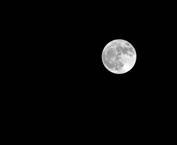 Luna llena muy brillante en medio del cielo negro en invierno — Foto de Stock