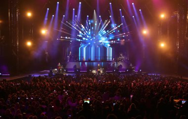 Verona, İtalya - 14 Ekim 2017: Umberto Tozzi canlı konser 