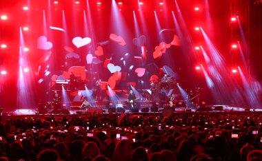 Verona, İtalya - 14 Ekim 2017: Umberto Tozzi canlı konser 