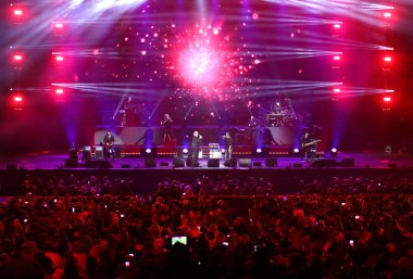 Verona, İtalya - 14 Ekim 2017: Out canlı konser sırasında Um sattı