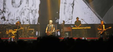 Padova, İtalya - 20 Ekim 2017: Canlı konser Luciano kapalı