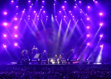 Verona, İtalya - 14 Ekim 2017: Umberto Tozzi canlı konser 
