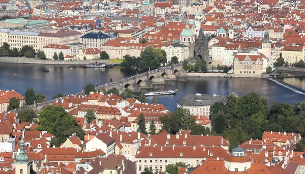 Prag, Tjeckien - 24 augusti 2016: Visa med Charles Brid — Stockfoto
