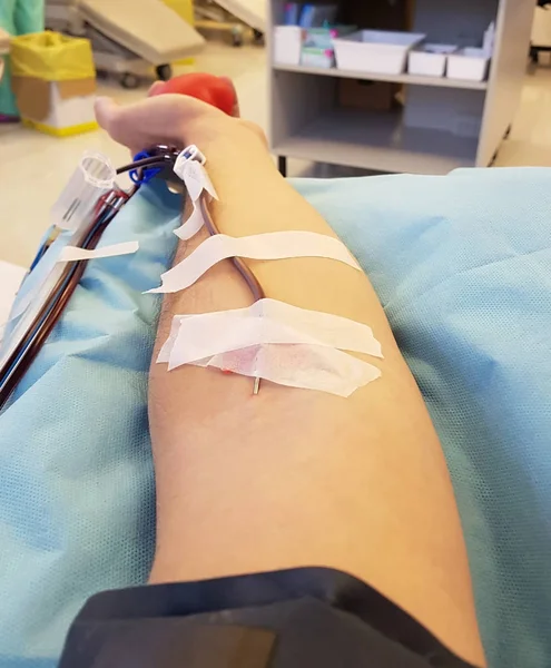 Arm av en patient under blodtransfusion i den hematologi depa — Stockfoto