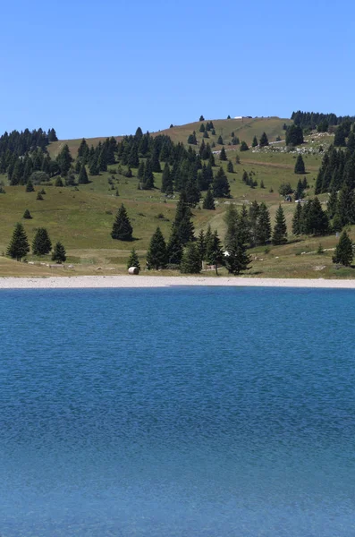 Dağ Gölü yaz aylarında temiz su ile — Stok fotoğraf