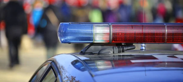 Sirenes azuis e vermelhas do carro de polícia — Fotografia de Stock