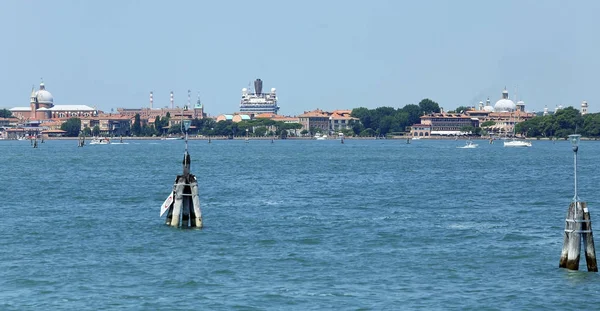 Grande nave da crociera parte per il porto di Venezia — Foto Stock