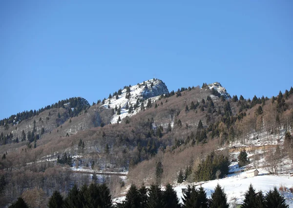 Montagne appelée SPITZ avec neige dans le nord de l'Italie — Photo