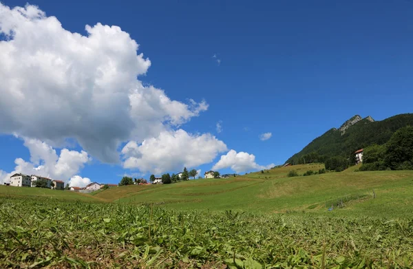 Panorama de montaña con una nube de cúmulos fotografiada con ojo de pez —  Fotos de Stock