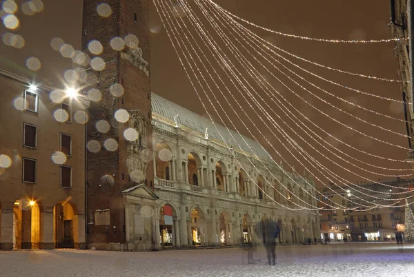 Nieve y copos de nieve en la plaza principal de la ciudad de Vicenza en Italia — Foto de Stock