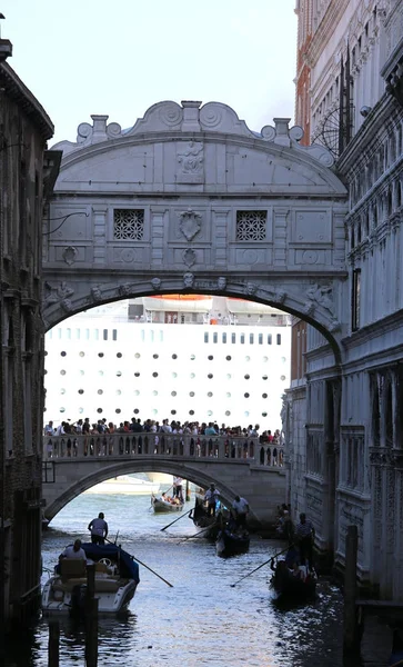 Venezia, Italy - July 14, 2015: Bridge of Sighs with many people — Stock Photo, Image