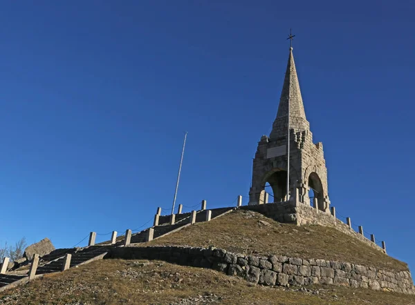 Тонецца-дель-Чимоне, VI, Италия - 1 ноября 2015 года: Мемориал — стоковое фото