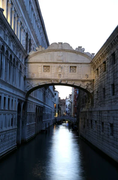 Древний мост вздохов с эффектом длительного воздействия в VENICE Ital — стоковое фото
