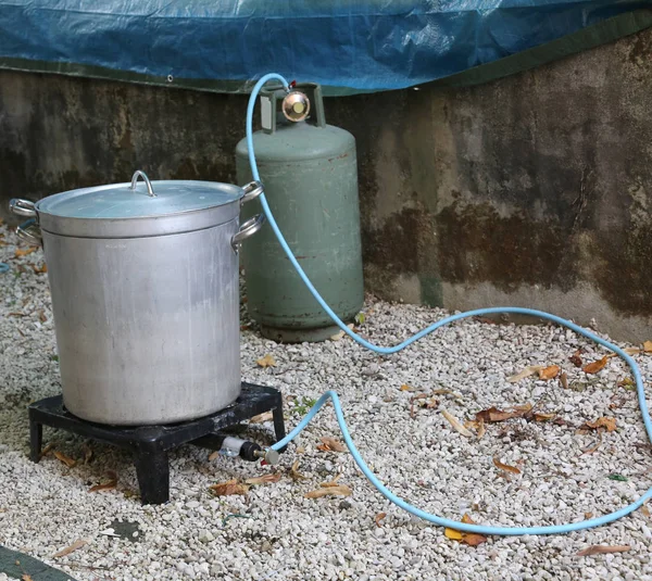 Large aluminum pot with the gas cylinder — Stock Photo, Image