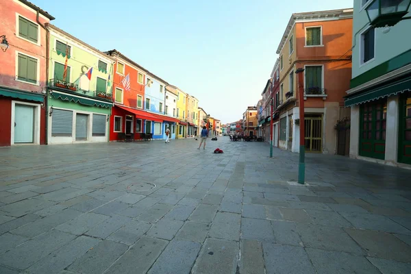Calle principal de la isla de Burano ITALIA por la mañana temprano — Foto de Stock