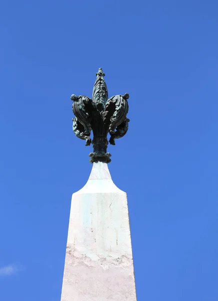 Monumento a un lirio de flores símbolo de la ciudad de Florencia en Ital — Foto de Stock