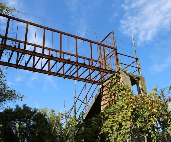 Alte Hängebrücke aus Eisen — Stockfoto