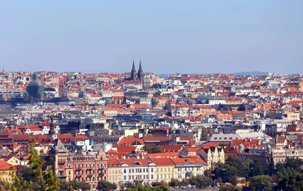 Ciudad de Praga en la República Checa con muchas casas y techos —  Fotos de Stock