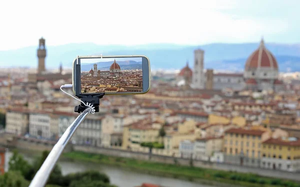 Taking photos with smart phone and selfie stick in Florence in I — Stock Photo, Image