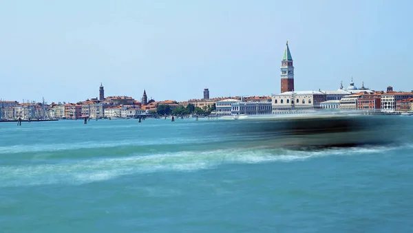 Venezia in Italia con gli antichi palazzi e campanili con lo — Foto Stock