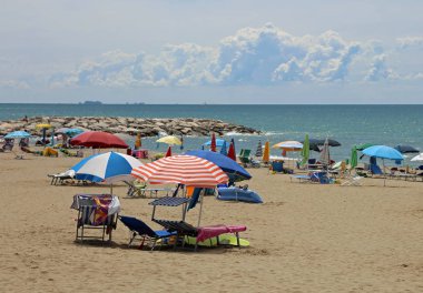 plaj şezlong ve şemsiye yaz tatilinde