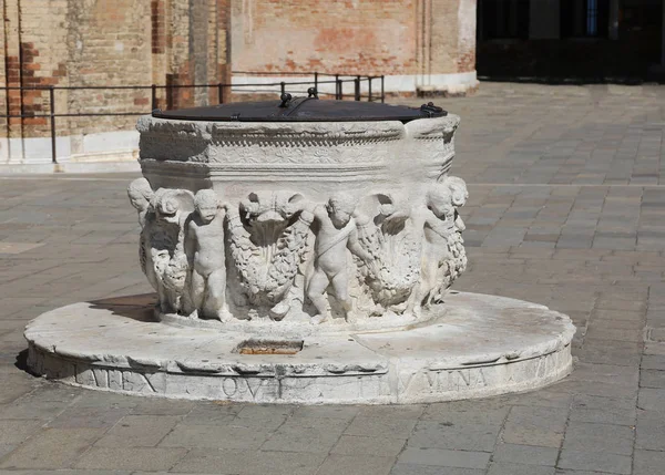 Oude stenen goed voor regenwater in Venetië Italië — Stockfoto