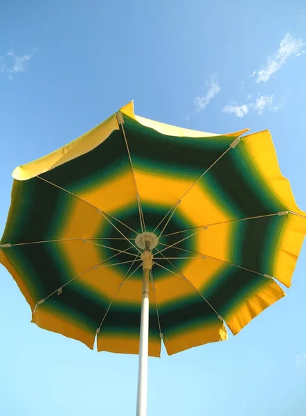 Пляжна парасолька, сфотографована знизу — стокове фото