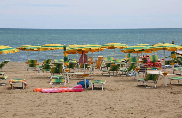 Playa con tumbonas y sombrillas durante las vacaciones de verano —  Fotos de Stock