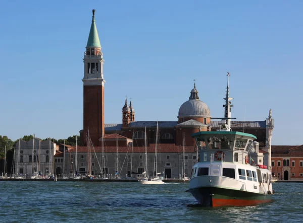 Iglesia de San Giorgio en Venecia y un autobús acuático a los turistas tranvía —  Fotos de Stock