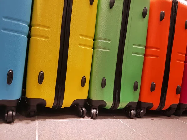 Colored suitcases of the travelers of the world — Stock Photo, Image