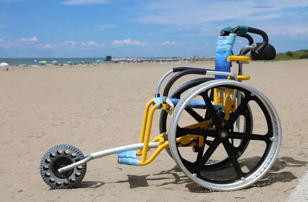 Спеціальний інвалідний візок, щоб мати можливість пересуватися на піску влітку — стокове фото